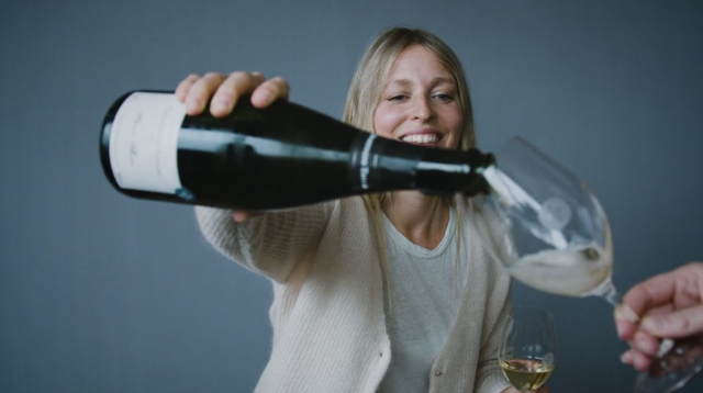 Aurélia boit du champagne de vigneron de Chartogne-Taille, la cuvée Sainte-Anne.