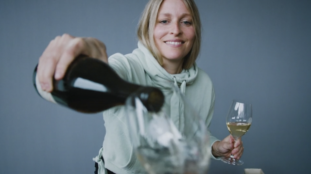 aurélia filion boit la cuvée de vin blanc 3 bois d'Eric Chevalier