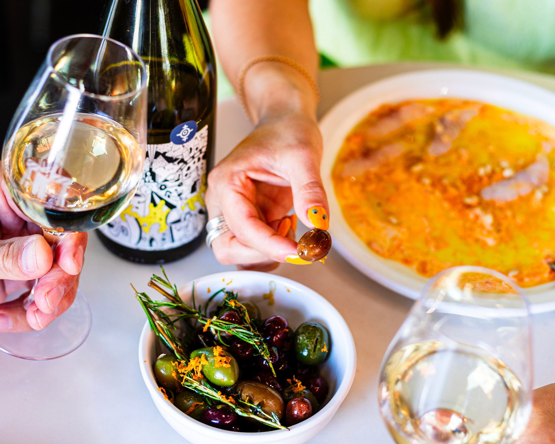 LES OLIVES CHAUDES ET LE CRUDO DE BAR RAYÉ DU MANO CORNUTO